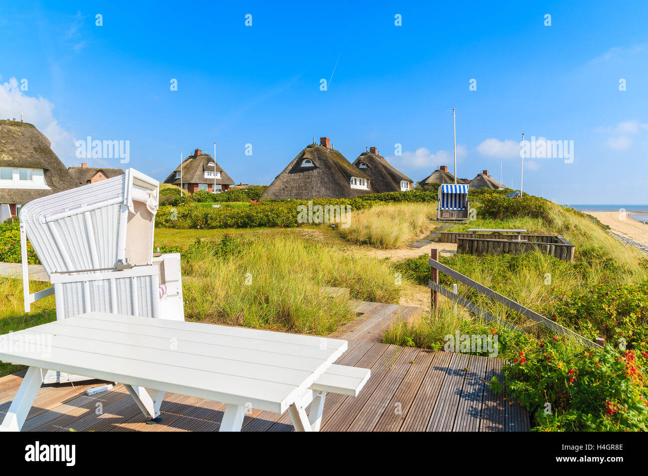 Strandstuhl und Tisch auf Küste Sylt Insel in der Nähe von Liste Dorf, Deutschland Stockfoto