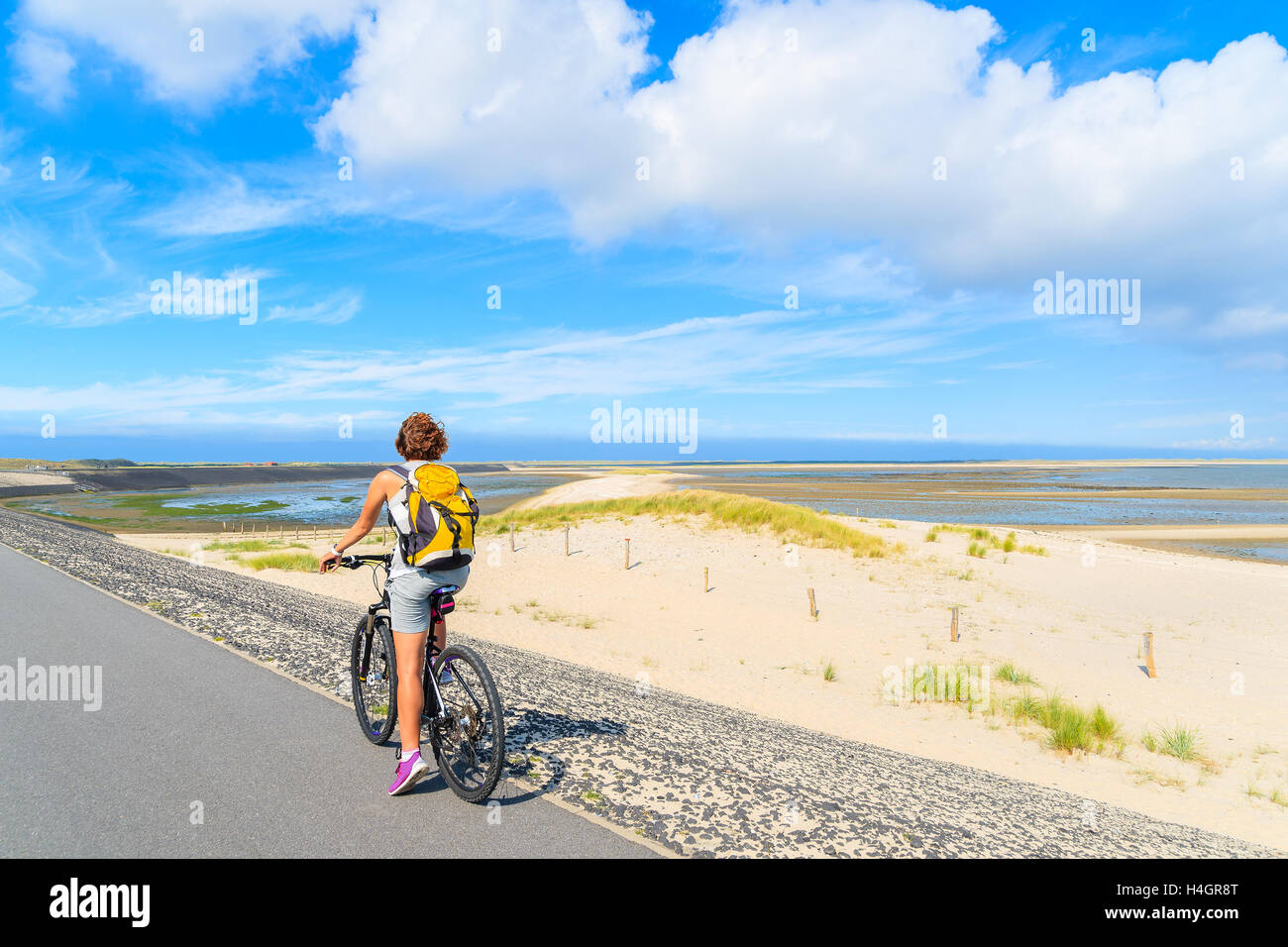 Insel SYLT, Deutschland - SEP 6, 2016: junge Frau auf Fahrrad während der Fahrt entlang der Küste von Sylt Insel in der Nähe von Liste Dorf, Deutschland. Stockfoto
