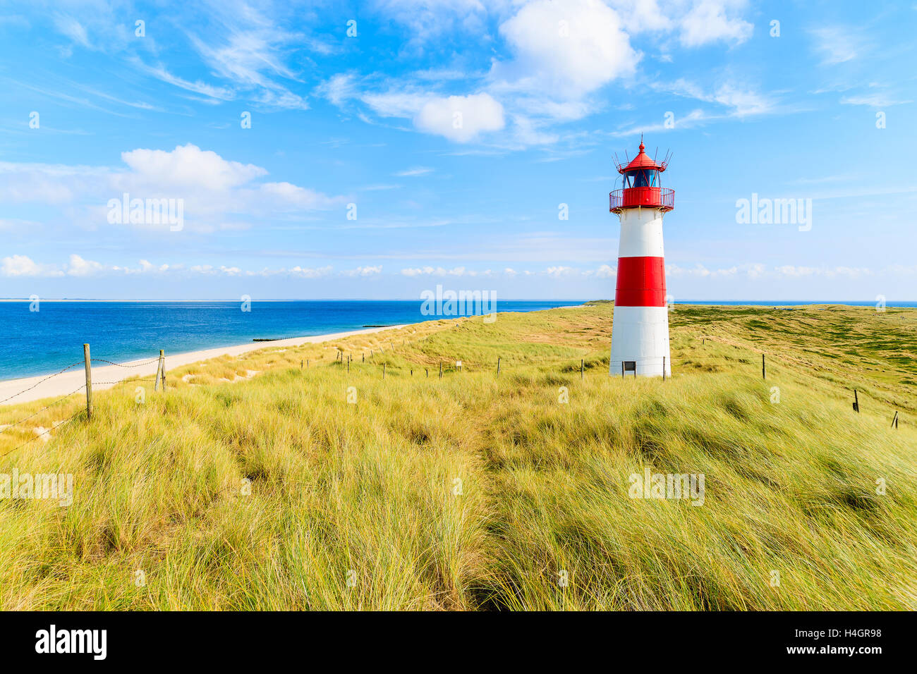 Ellenbogen-Leuchtturm auf Sanddüne gegen blauen Himmel mit weißen Wolken auf der nördlichen Küste von Sylt Insel, Deutschland Stockfoto