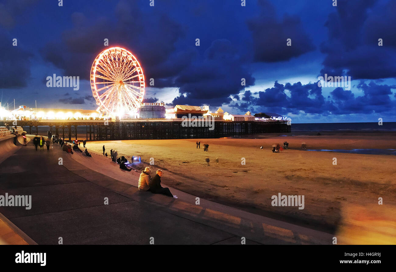 Blackpool central Pier am Ende der Sommersaison am Abend mit einem schönen frühen Abendhimmel und Illuminationen Stockfoto