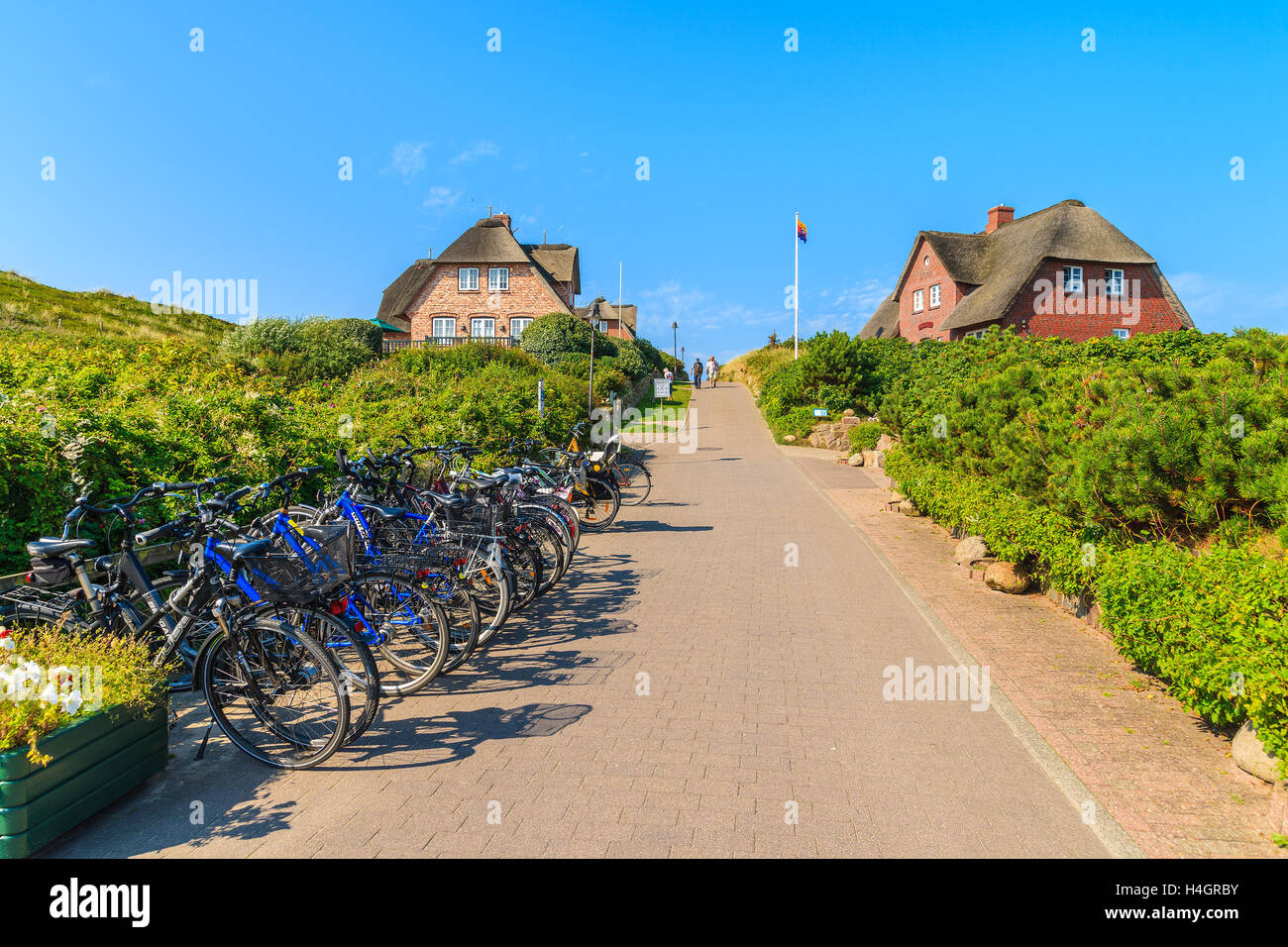 Insel SYLT, Deutschland - SEP 8, 2016: Fahrräder geparkt entlang einer Straße in Rantum Dorf auf der südlichen Küste von Sylt Insel, Deutschland. Stockfoto