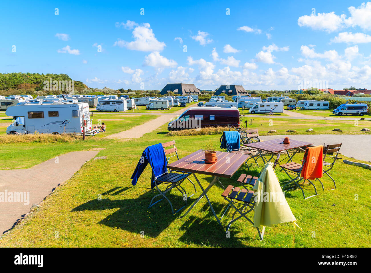 Insel SYLT, Deutschland - SEP 9, 2016: Restauranttische auf grünen Bereich des Campingplatzes auf der schönen Insel Sylt, Deutschland. Stockfoto