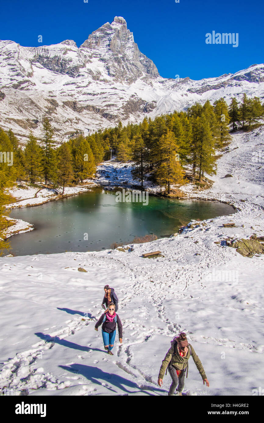 Lago Blu mit dem Cervino Berg (in der Schweiz auch bekannt als "Matterhorn") im Schnee, Aostatal, Italien. Stockfoto