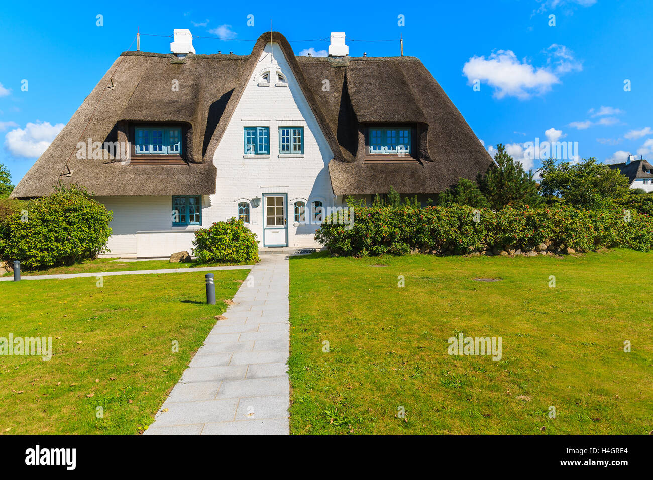 Insel SYLT, Deutschland - SEP 9, 2016: typisch weißen friesischen Haus mit Strohdach in Keitum Dorf, Insel Sylt, Deutschland. Stockfoto