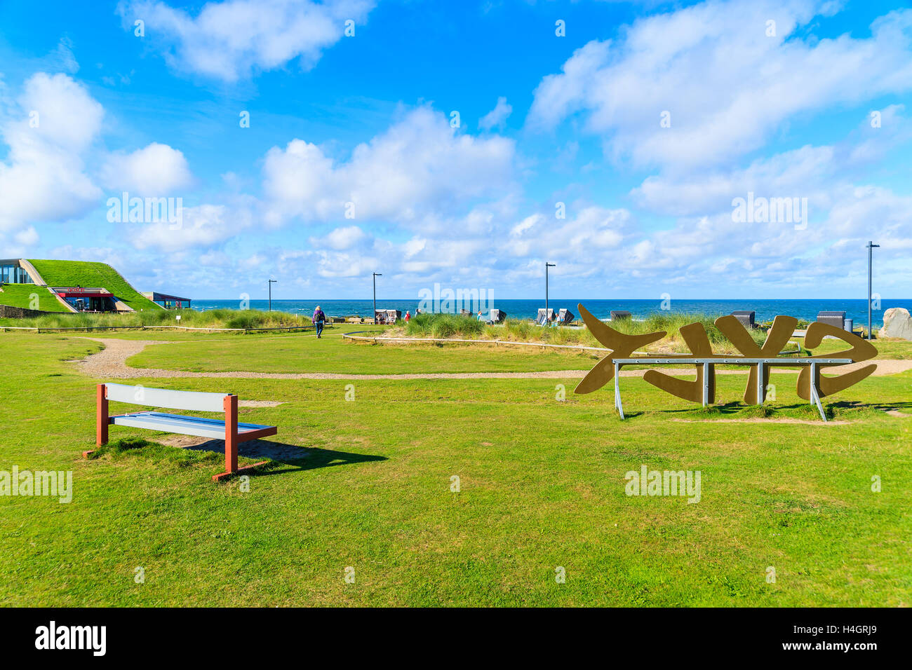 WENNINGSTEDT Stadt, Insel SYLT - SEP 11, 2016: grüner Park mit "Sylt" Schild an Strandpromenade auf der Insel Sylt, Deutschland. Stockfoto