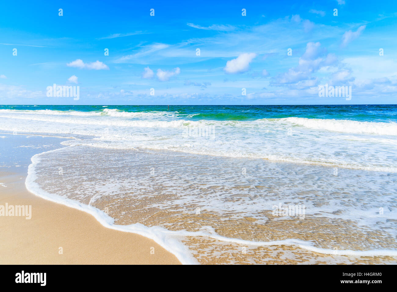 Wellen des Meeres am schönen Sandstrand an sonnigen Sommertag, Insel Sylt, Deutschland Stockfoto