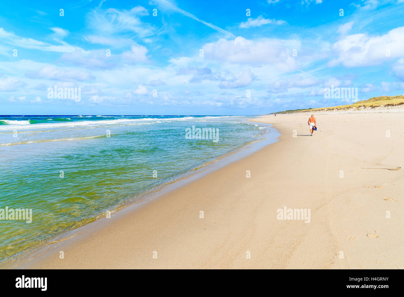 Unbekannter Mann zu Fuß entlang Meer am schönen Sandstrand, Insel Sylt, Deutschland Stockfoto