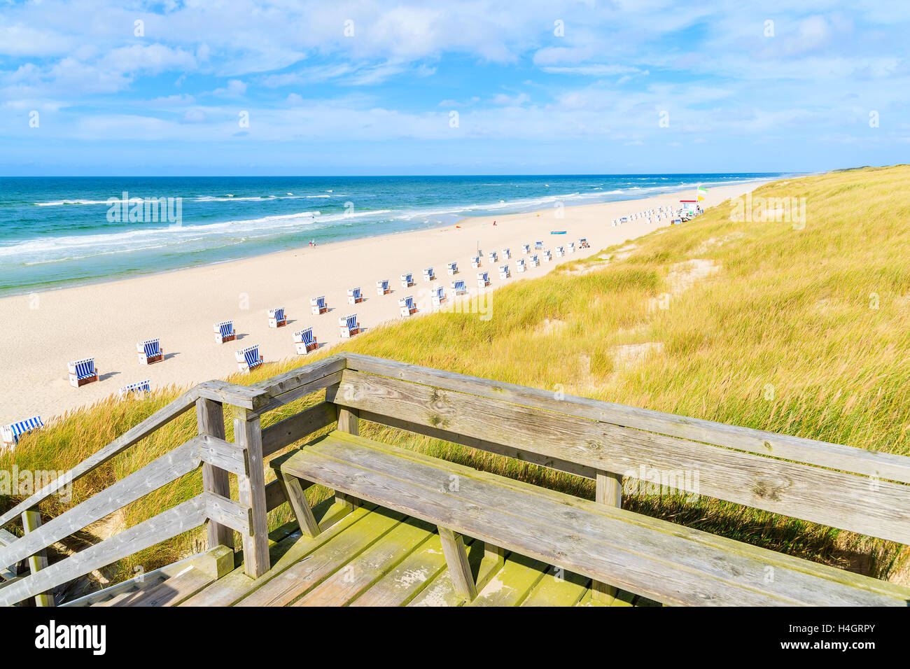 Holzsteg auf Sand Düne zum Strand in Liste Dorf, Insel Sylt, Deutschland Stockfoto