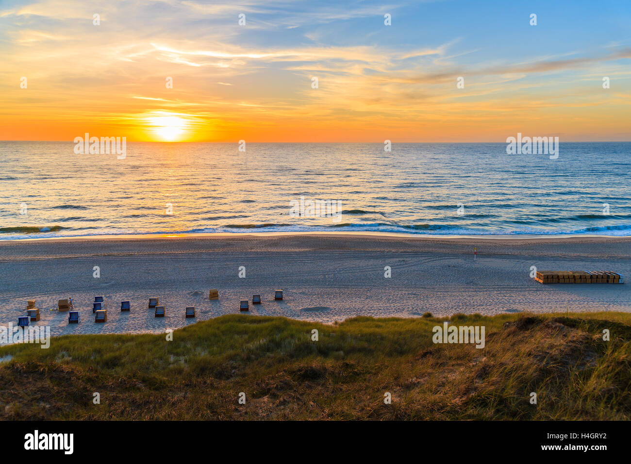 Sonnenuntergang über Meer am Strand in Wennigstedt, Insel Sylt, Deutschland Stockfoto