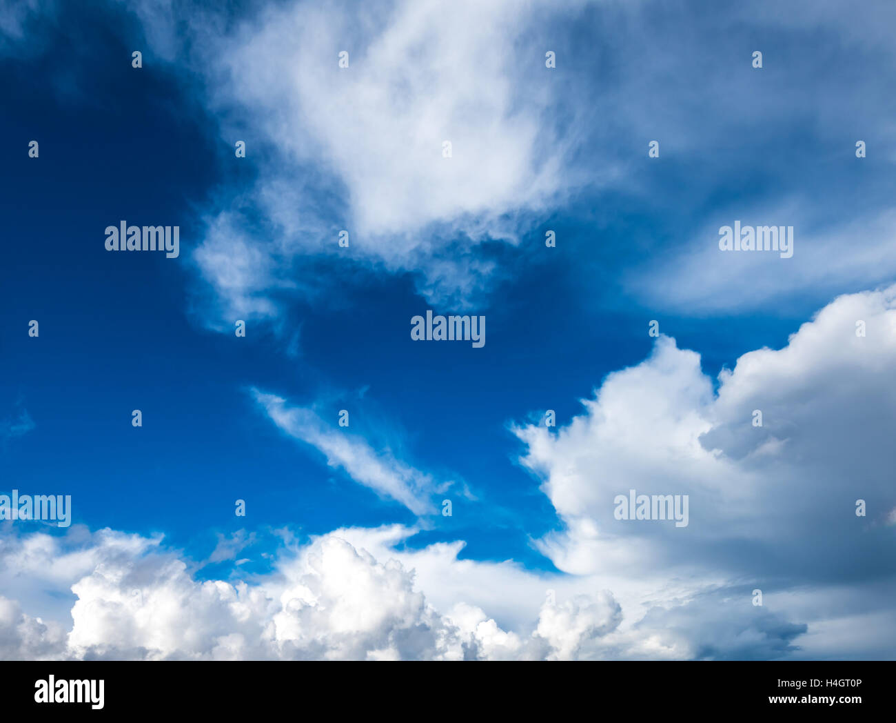 Bewölkter Himmelshintergrund Stockfoto
