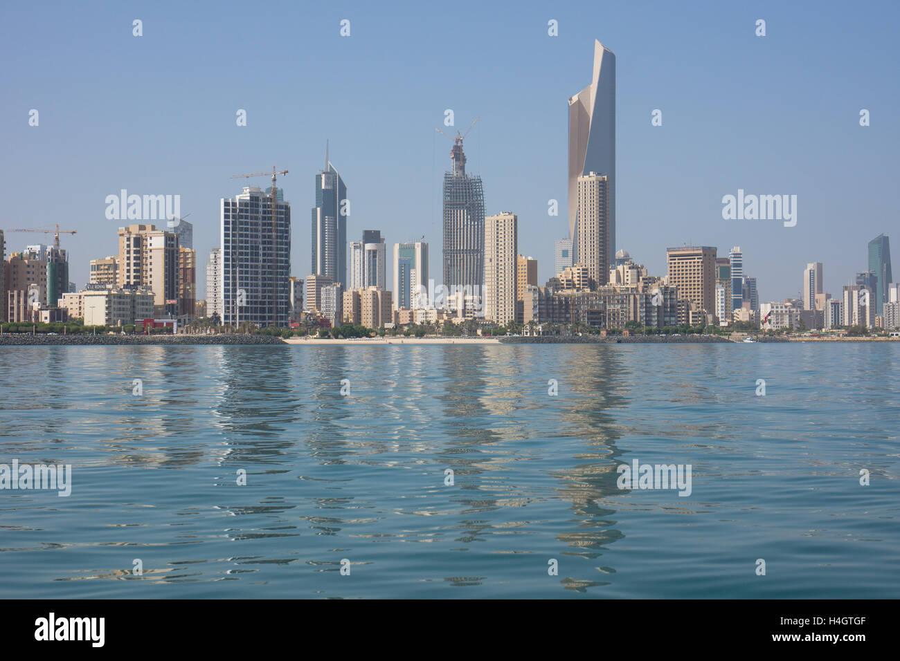 Skyline von Kuwait aus dem Meer Stockfoto