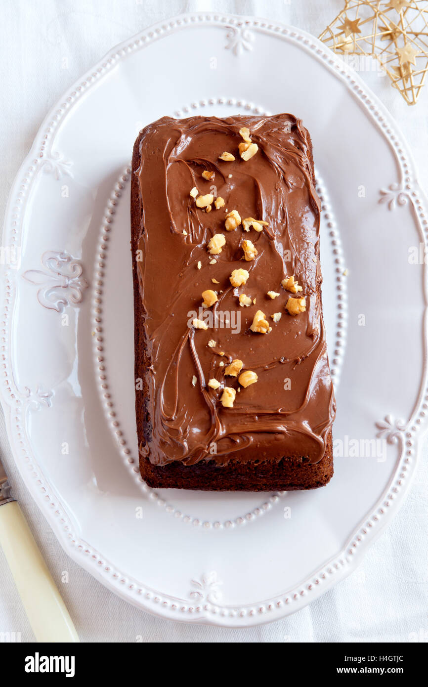 Schokolade, Rum und Honig festliche Weihnachtskuchen mit Walnüssen - hausgemachte Schokolade Weihnachten Gebäck Stockfoto