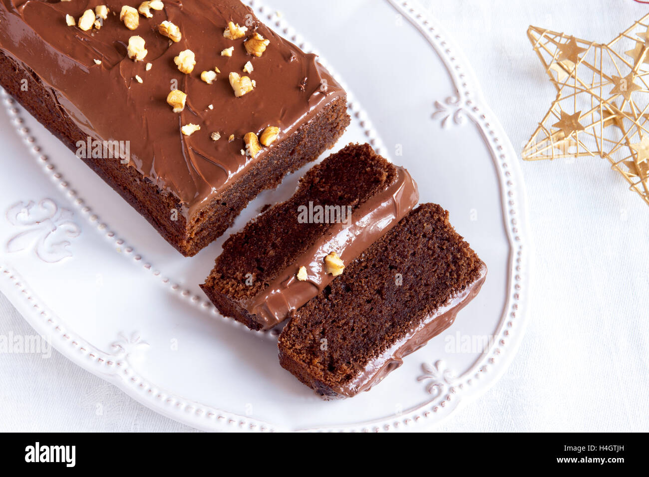Schokolade, Rum und Honig festliche Weihnachtskuchen mit Walnüssen - hausgemachte Schokolade Weihnachten Gebäck Stockfoto