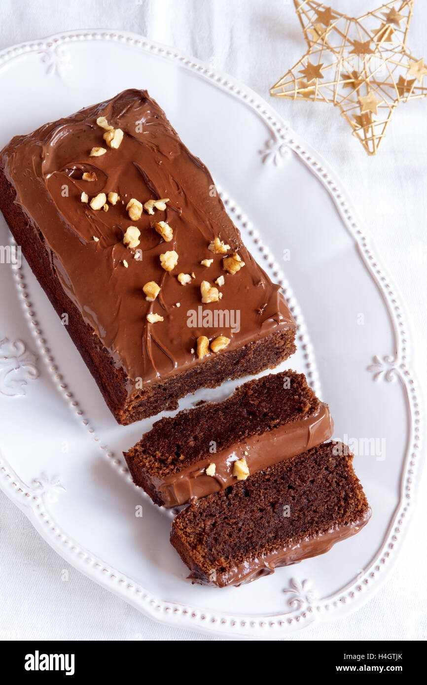 Schokolade, Rum und Honig festliche Weihnachtskuchen mit Walnüssen - hausgemachte Schokolade Weihnachten Gebäck Stockfoto