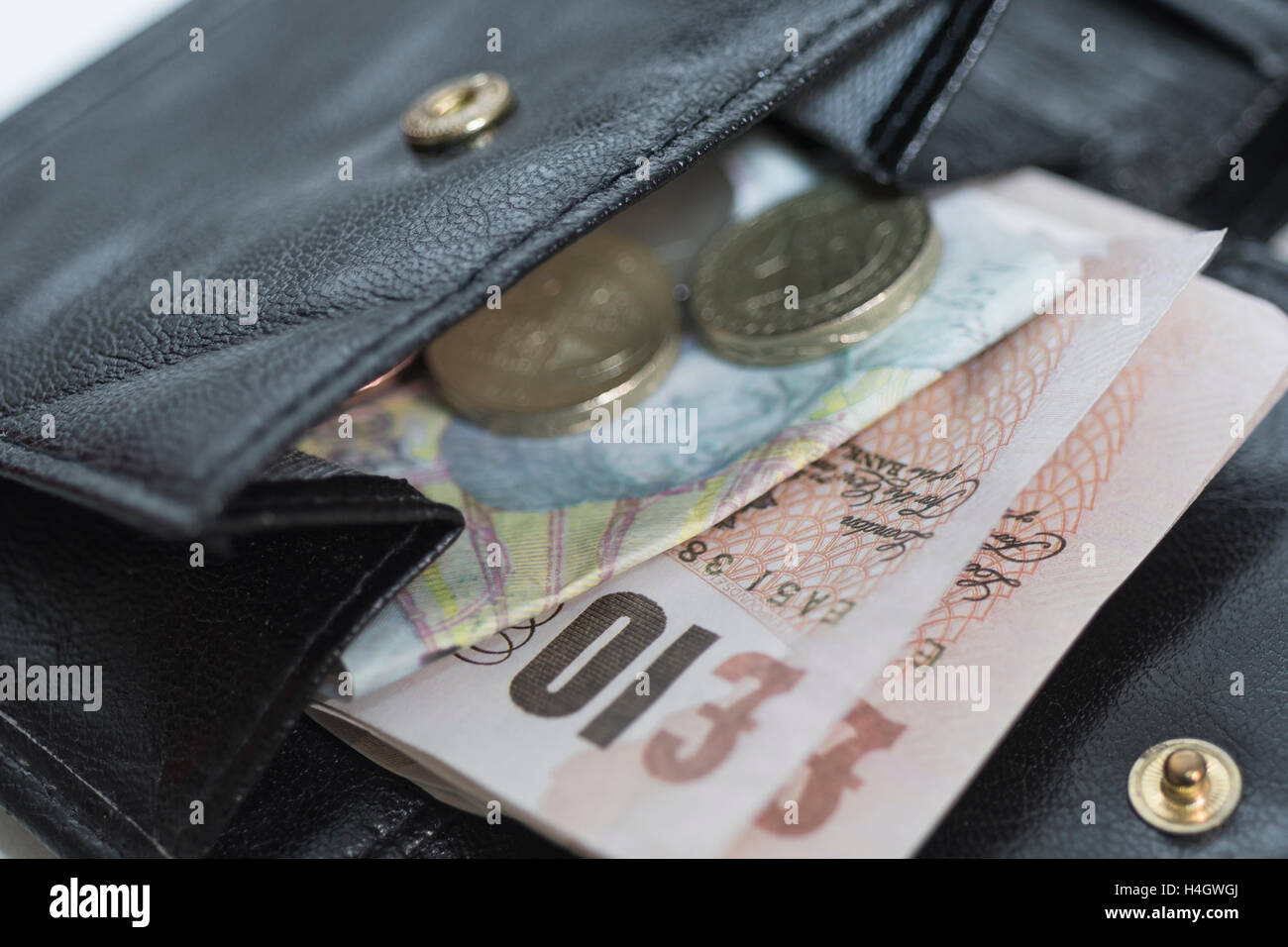 Bild des offenen Handtasche/Brieftasche enthüllt Loose Change & Geld - Metapher für die steigenden Lebenshaltungskosten", Erschwinglichkeit, Shop Preise, niedrige Einkommen Konzept. Stockfoto