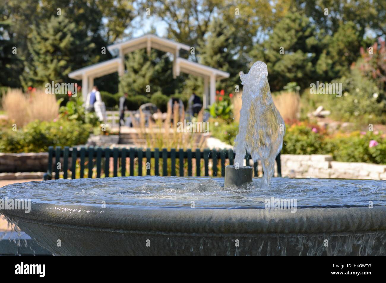 Wasser-Brunnen und Hochzeitsgesellschaft einrichten im Park Stockfoto