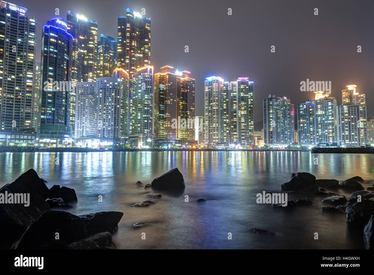 Blick auf die Wolkenkratzer in der Marinestadt Wohngebiet in Haeundae Bezirk in Busan, Südkorea, in der Nacht. Stockfoto
