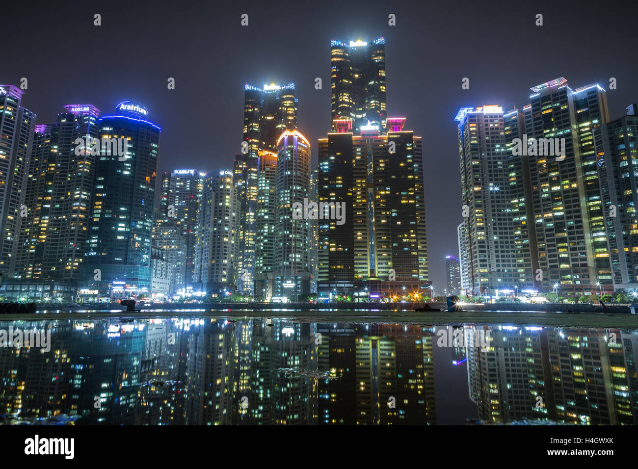 Blick auf die Wolkenkratzer in der Marinestadt Wohngebiet in Haeundae Bezirk in Busan, Südkorea, in der Nacht. Stockfoto