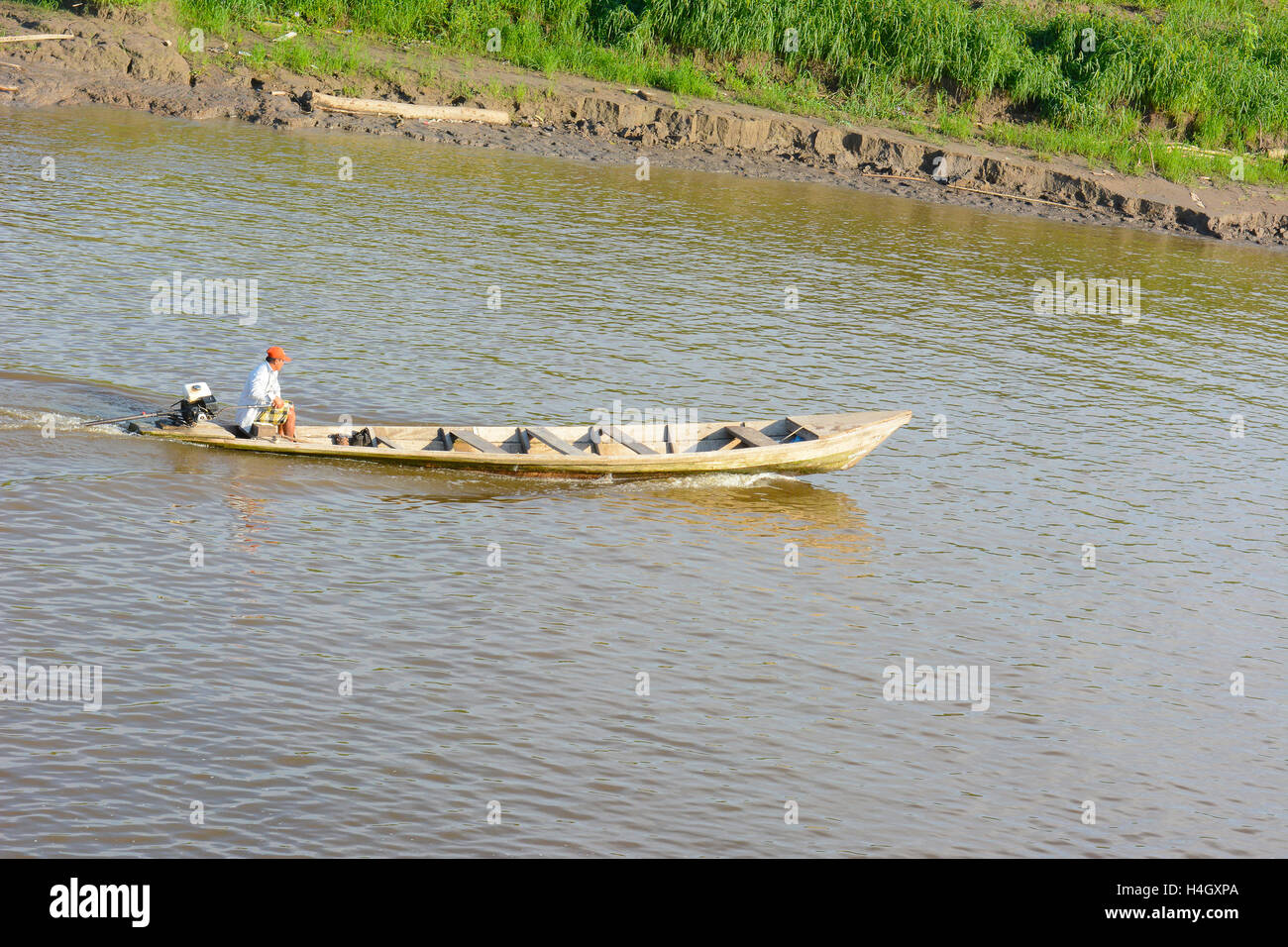 IQUITOS, PERU - 16. Oktober 2015: Fischer am Fluss Itaya. Angeln ist eine Quelle von Nahrung und Handel im peruanischen Amazonasgebiet. Stockfoto