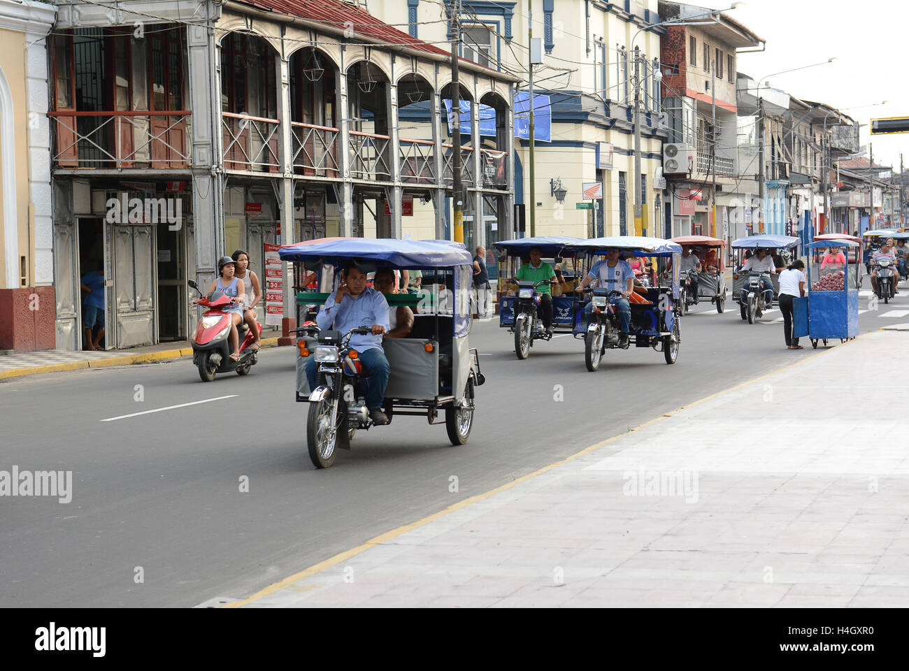 IQUITOS, PERU - 17. Oktober 2015: MotoKar ulica Iquitos.  MotoKars sind die häufigste Form der Straße Transport in die Stockfoto