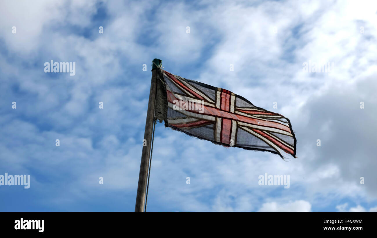 Blass und zerrissen Union Flag in Aldeburgh Stockfoto