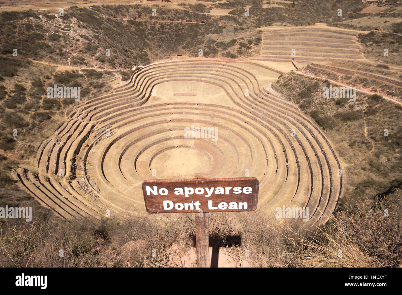 Blick auf die größten konzentrischen Stein Landwirtschaft Terrasse Bildung mit Warnschild am Moray archäologische Sehenswürdigkeit in der Nähe von Cusco, Peru Stockfoto