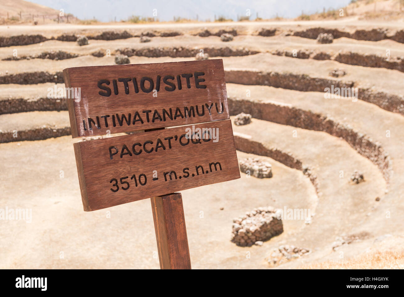 Lesung zu unterzeichnen "Sitio / Site Intiwatanamuyu Paccat'oqo 3510 - m.s.n.m." mit Stein Terrassen auf den Moray archäologischen Blick Landwirtschaft Stockfoto