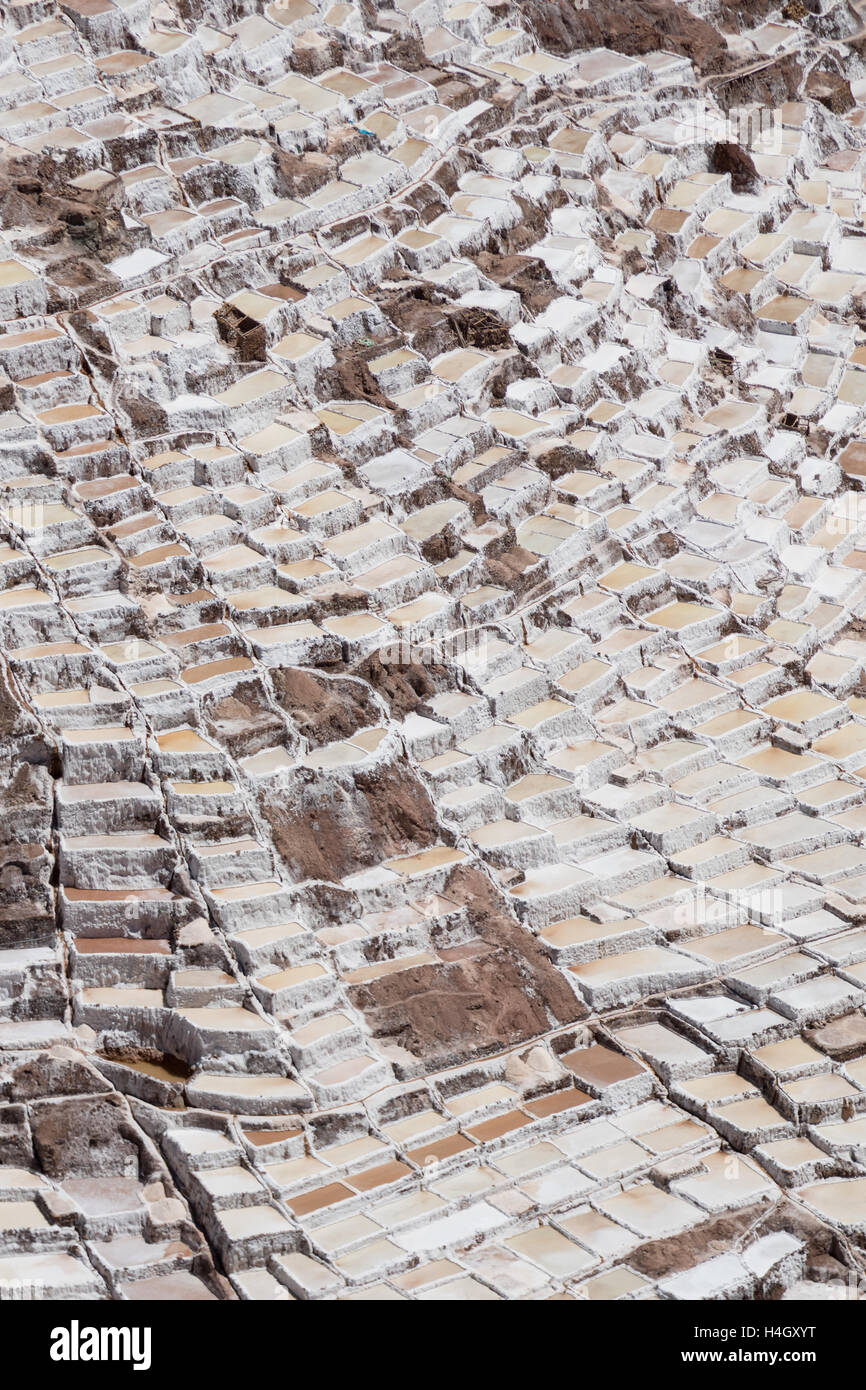 Blick von einem benachbarten Gipfel auf Hunderten von Salz Grundstücke an den Maras Salzminen in der Nähe von Cusco, Peru Stockfoto