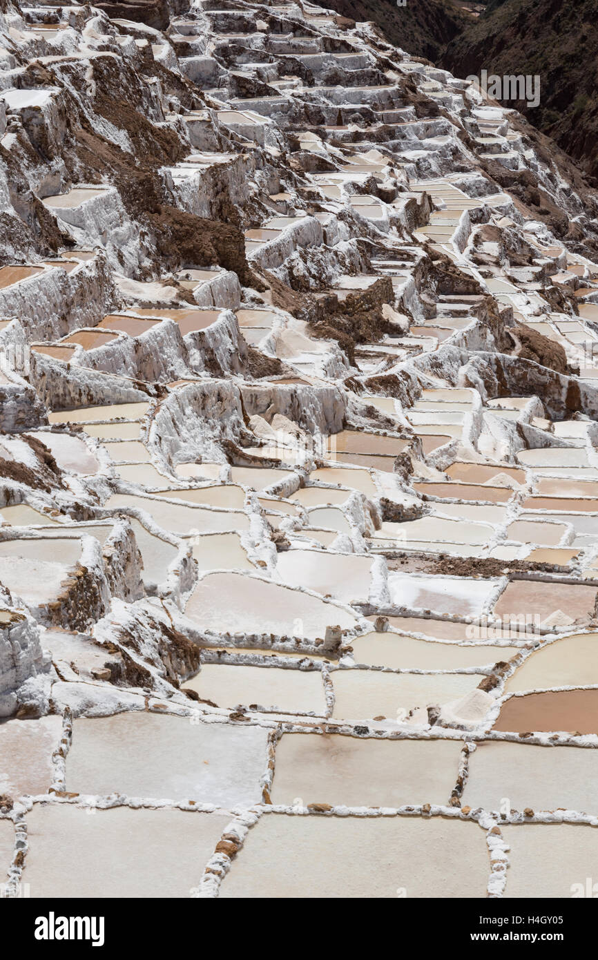 Vertikale Ansicht von Dutzenden von Parzellen an den Maras Salzminen in der Nähe von Cusco, Peru Stockfoto