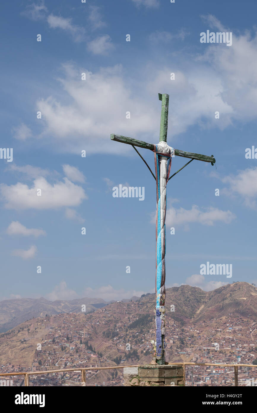 Kreuz auf der Anblick des Sacsaywaman mit der Stadt Cusco und den Anden im Hintergrund Stockfoto