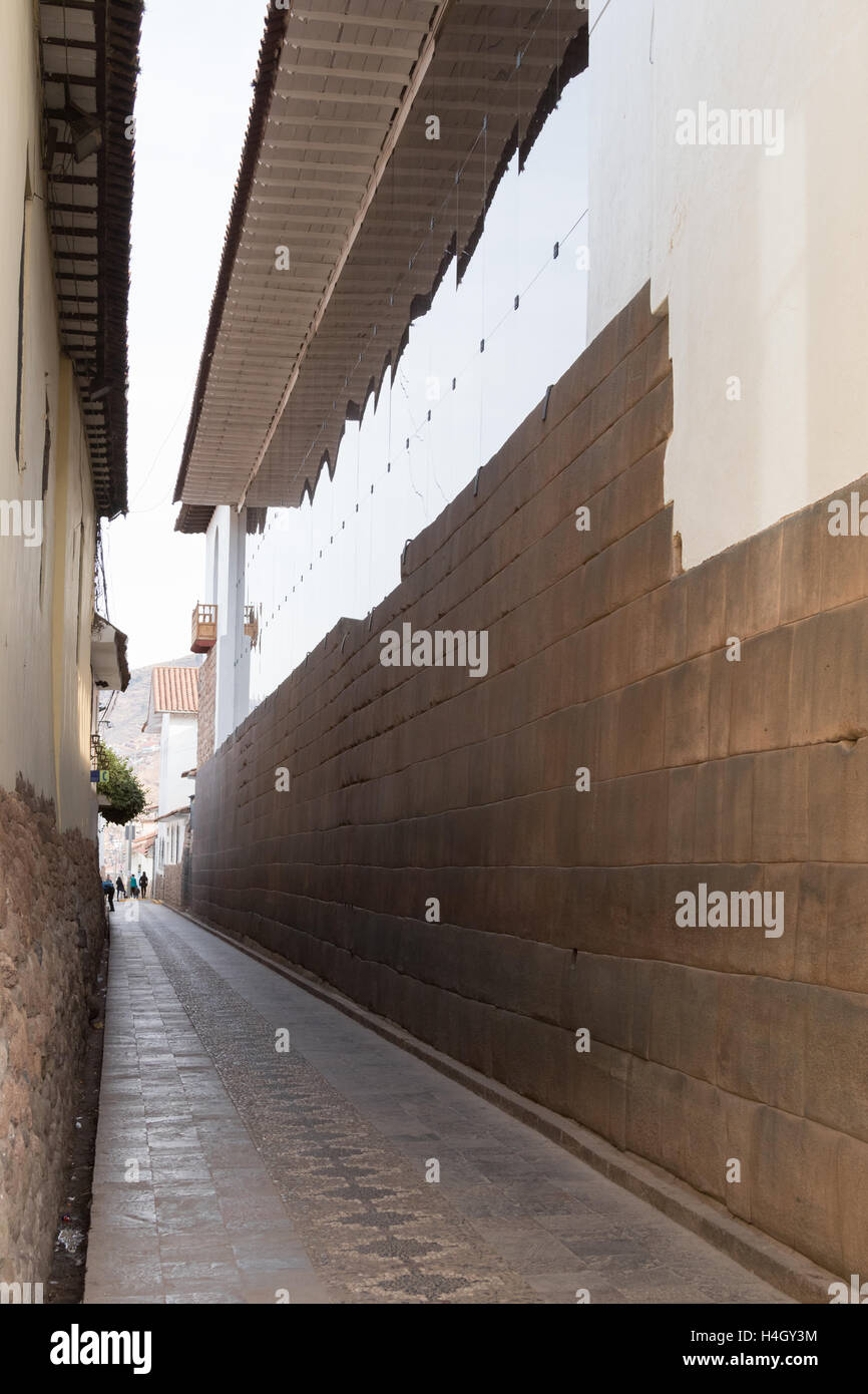 Klassischen Inka Architektur aus Stein Wände in einer engen Straße in Cusco, Peru mit spanischen Stuck Wände gebaut, an der Spitze Stockfoto