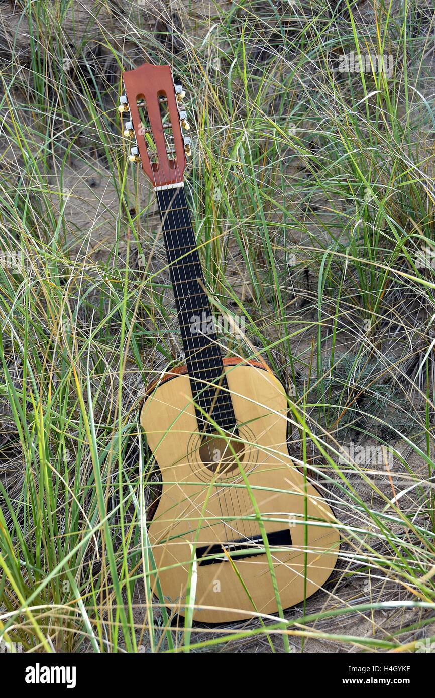 6-saitige Gitarre im Strandhafer und sand Stockfoto