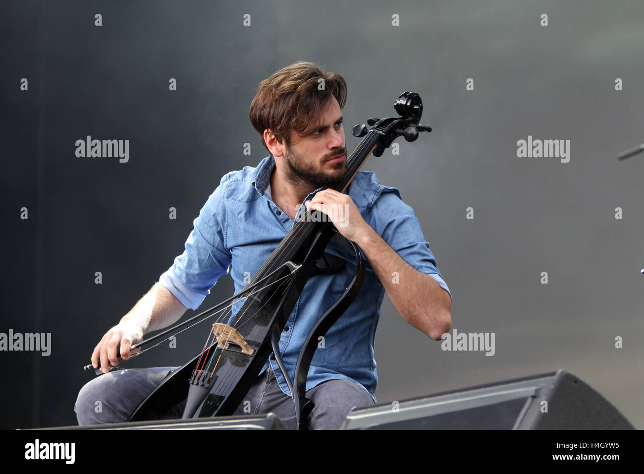 Stjepan Hauser von der kroatischen Duo 2 Celli führt beim Colours of Ostrava Music Festival, Tschechische Republik, 17. Juli 2016. Stockfoto