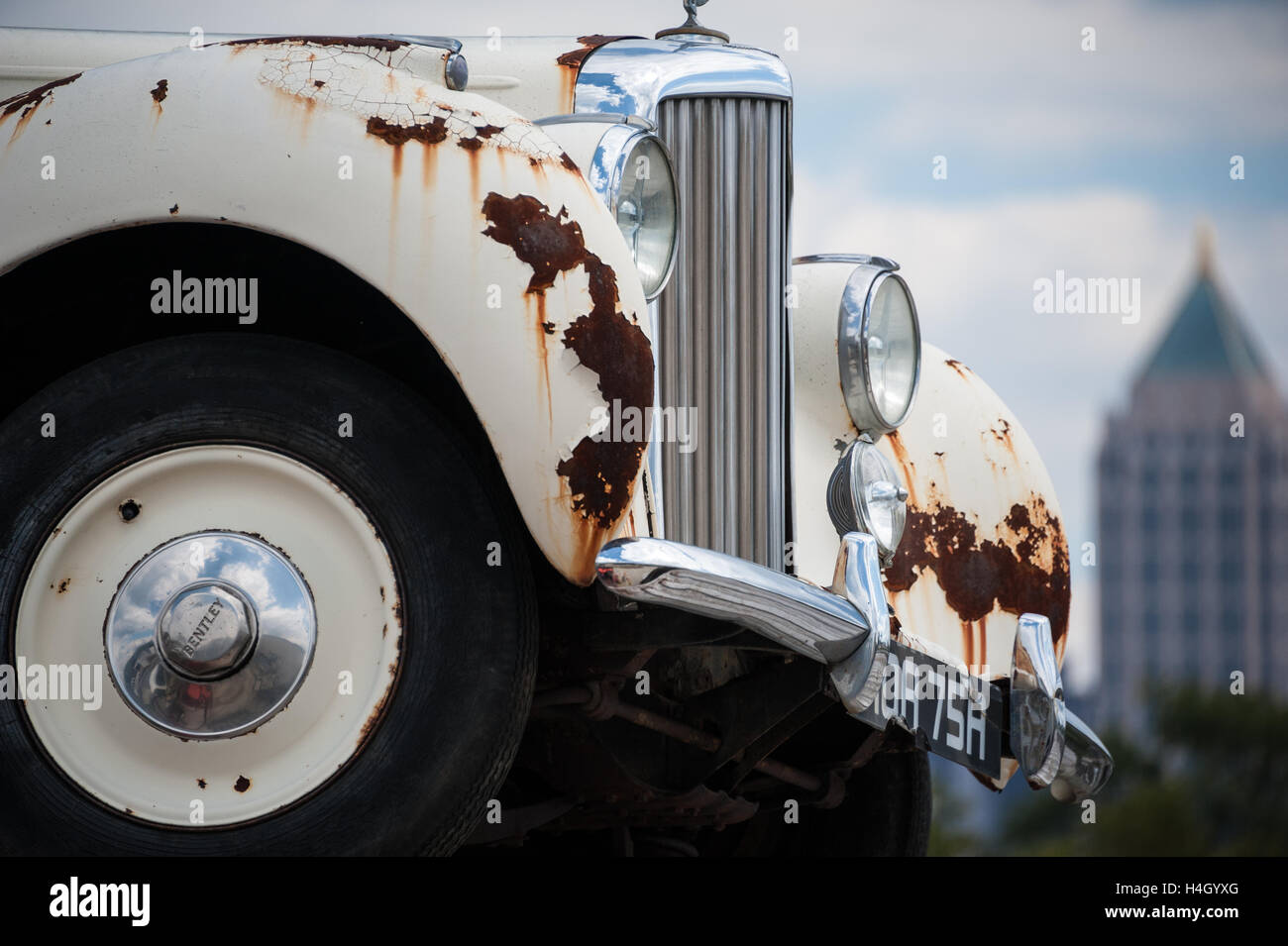 Britische klassischen weißen Bentley, ein Luxus-Symbol einer früheren Zeit, sitzt nahe der Innenstadt von Atlanta, Georgia rosten. Stockfoto