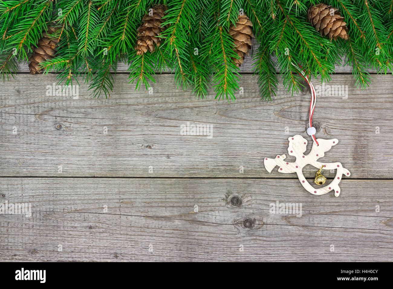 Weihnachten Tanne Zweig mit Engel auf hölzernen Hintergrund Stockfoto