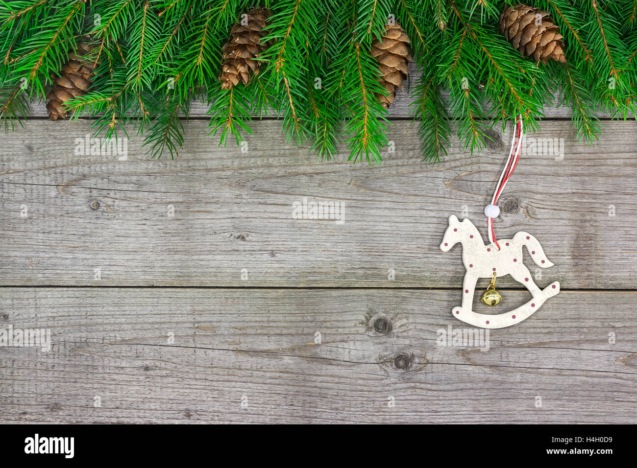 Weihnachten Tanne Zweig mit Schaukelpferd über Holzdeckeln Stockfoto