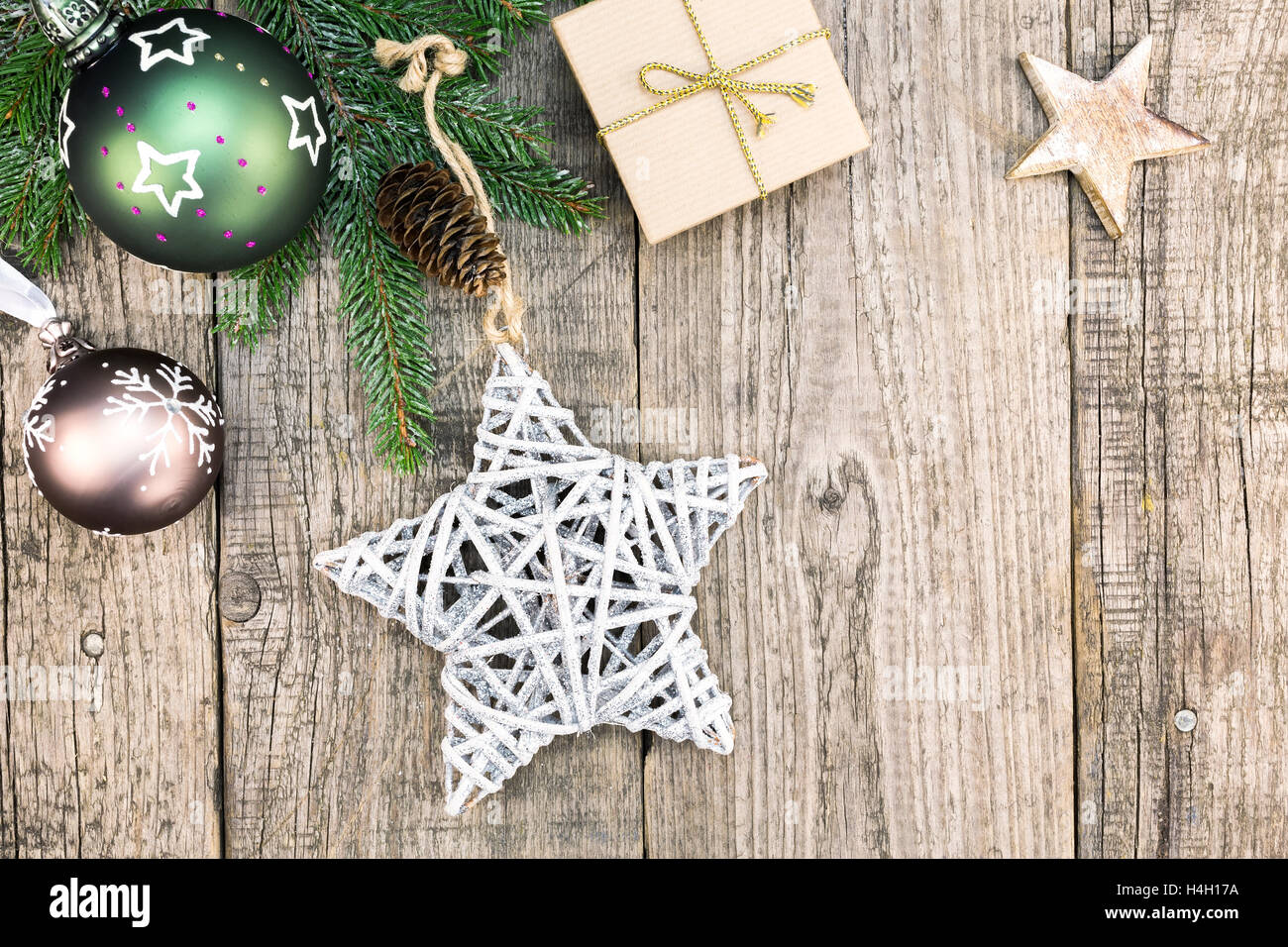 Weihnachtssterne mit Geschenk-Box und Tand auf rustikalem Holzbrett Stockfoto