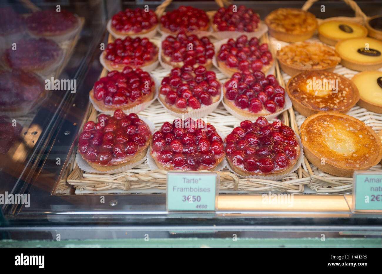 Lokalen Patiserie in Paris zeigt die typisch französisches Gebäck: Himbeer Kuchen Stockfoto