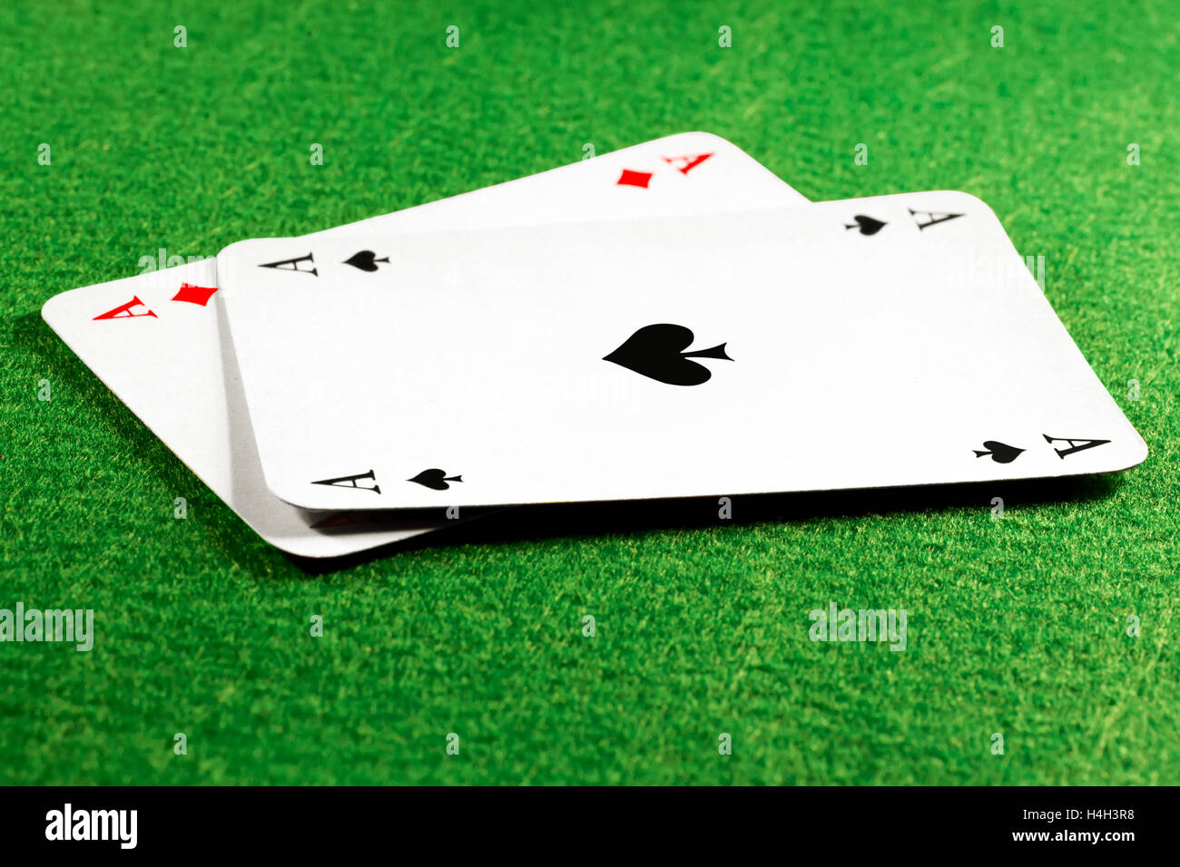 Zwei Asse auf grün fühlte sich Casino-Tisch, Ass, Pik an der Spitze. Selektiven Fokus auf das Pik-symbol Stockfoto