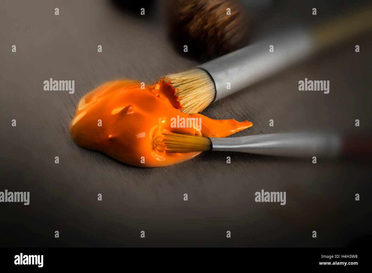 Orange Farbe Glob und zwei Farbe Pinsel Nahaufnahme Blick auf orange Farbe Glob mit zwei Bürsten Stockfoto