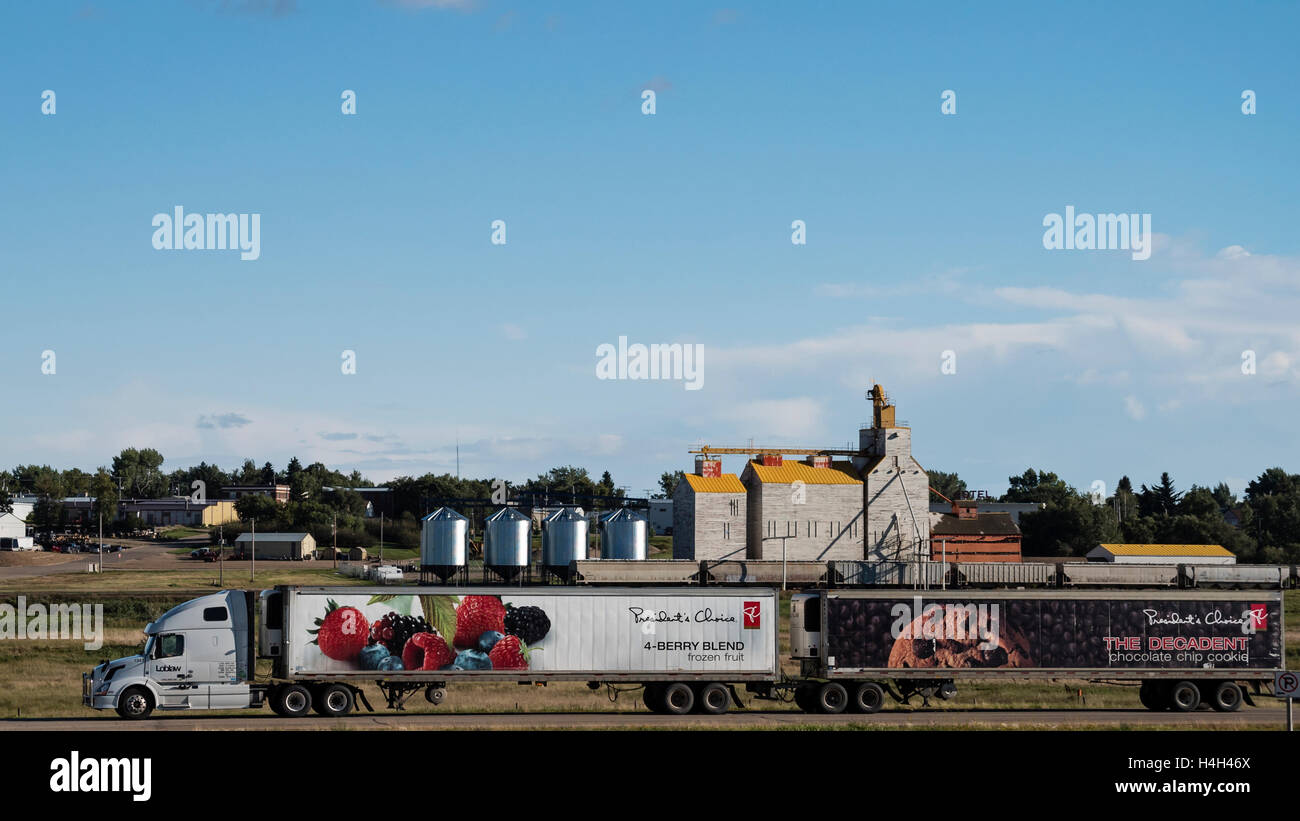 Loblaws Transport-LKW auf dem Trans Canada Highway, Saskatchewan, Kanada Stockfoto