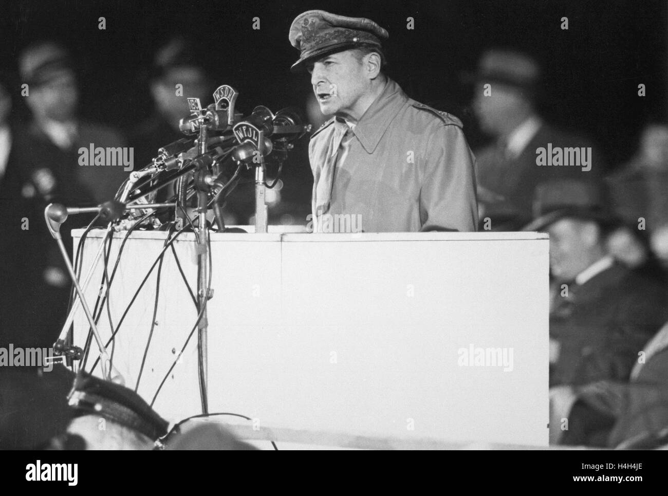 US-General Douglas MacArthur befasst sich mit 50.000 Menschen versammelten sich in der Soldier Field bei seinem ersten Besuch in die Vereinigten Staaten in 14 Jahren 1. April 1951 in Chicago, Illinois. Stockfoto