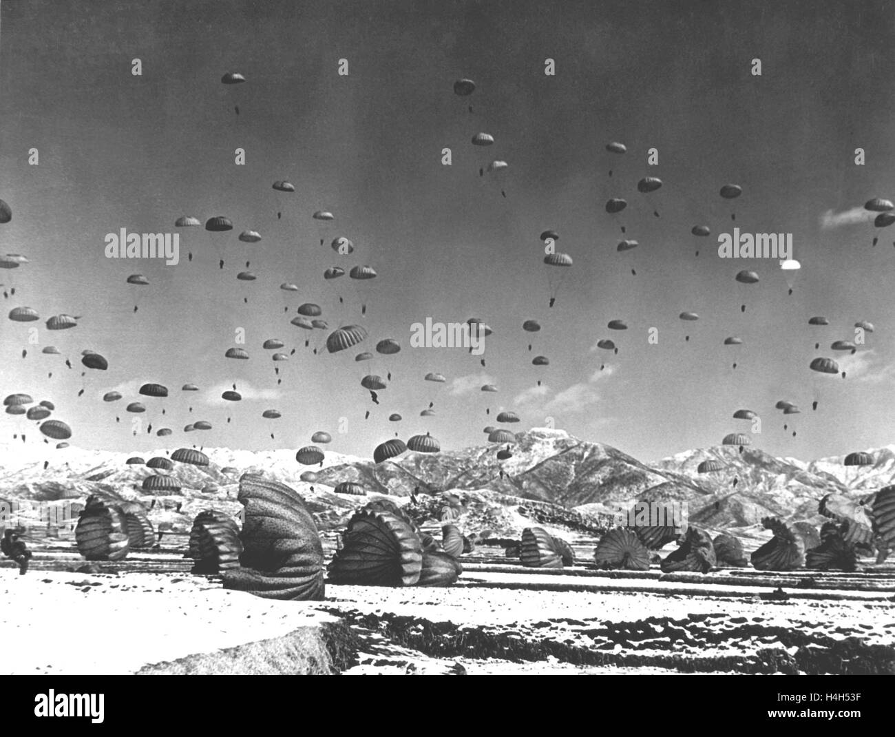 US Army airborne Soldaten und Truppen der Vereinten Nationen mit dem Fallschirm während einer Kampfhandlung während des Koreakrieges 1. Januar 1951 in Korea. Stockfoto