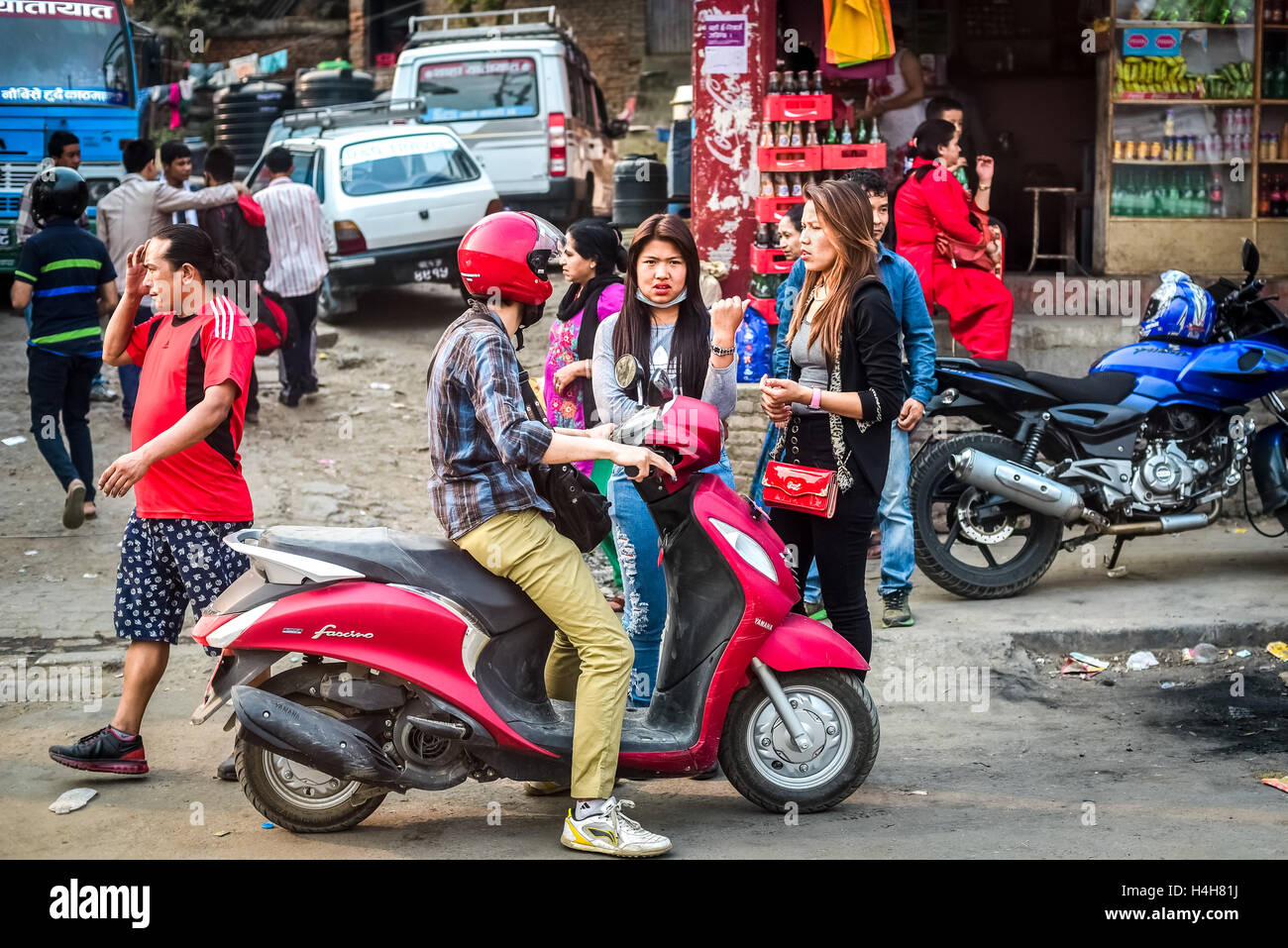 Junge Leute auf der Straße von Kathmandu, Nepal. Stockfoto