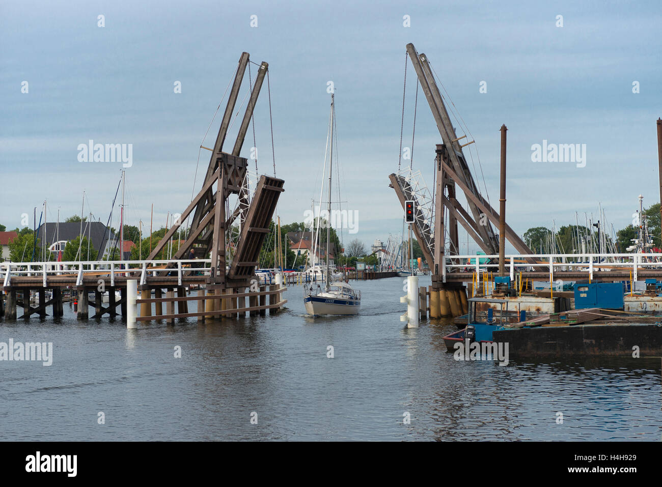 Vorbei an Klappbrücke überspannt der Ryck, Greifswald, Mecklenburg-Western Pomerania, Deutschland Stockfoto