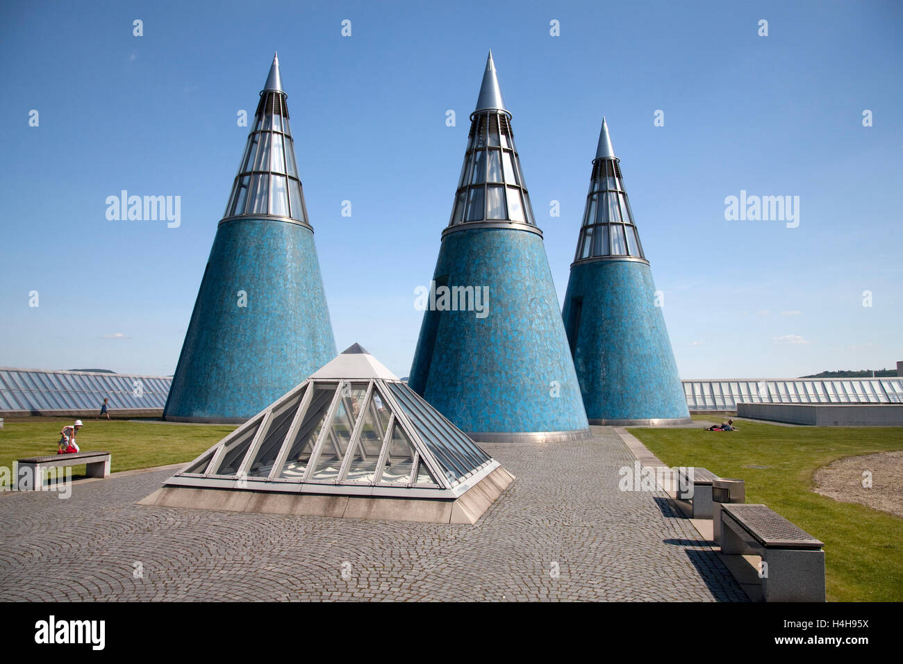 Pyramiden auf der Dachterrasse, moderne Kunstmuseum Bonn, Bonn, Rheinland, Nordrhein-Westfalen Stockfoto