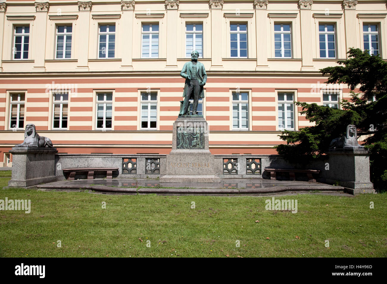August Kekulé Memorial, Universität, Mikrobiologie und Biotechnologie, Bonn, Rheinland, Nordrhein-Westfalen Stockfoto