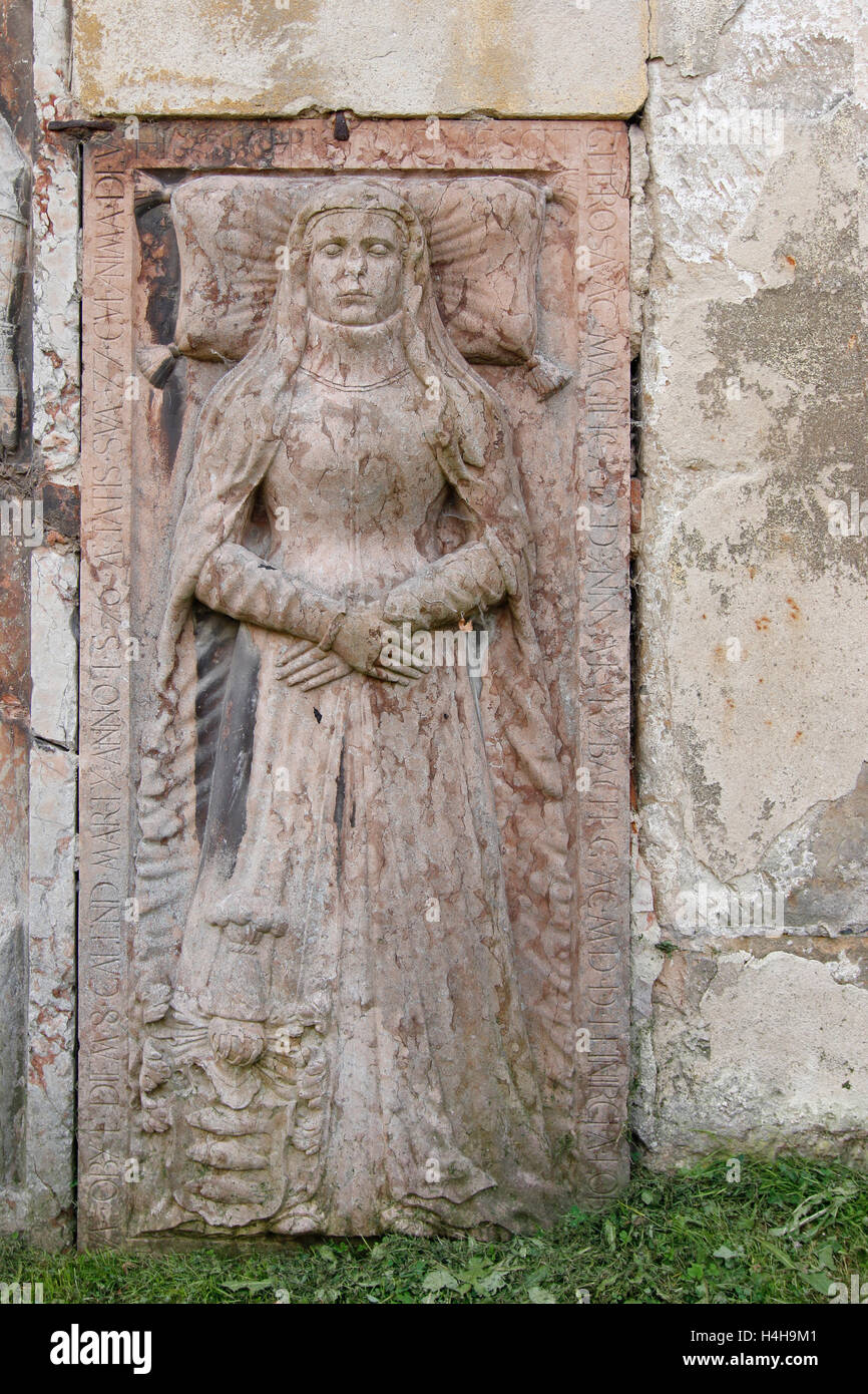 Grabstein des Besitzers des Schlosses in der Wand der Kirche Allerheiligen Stockfoto