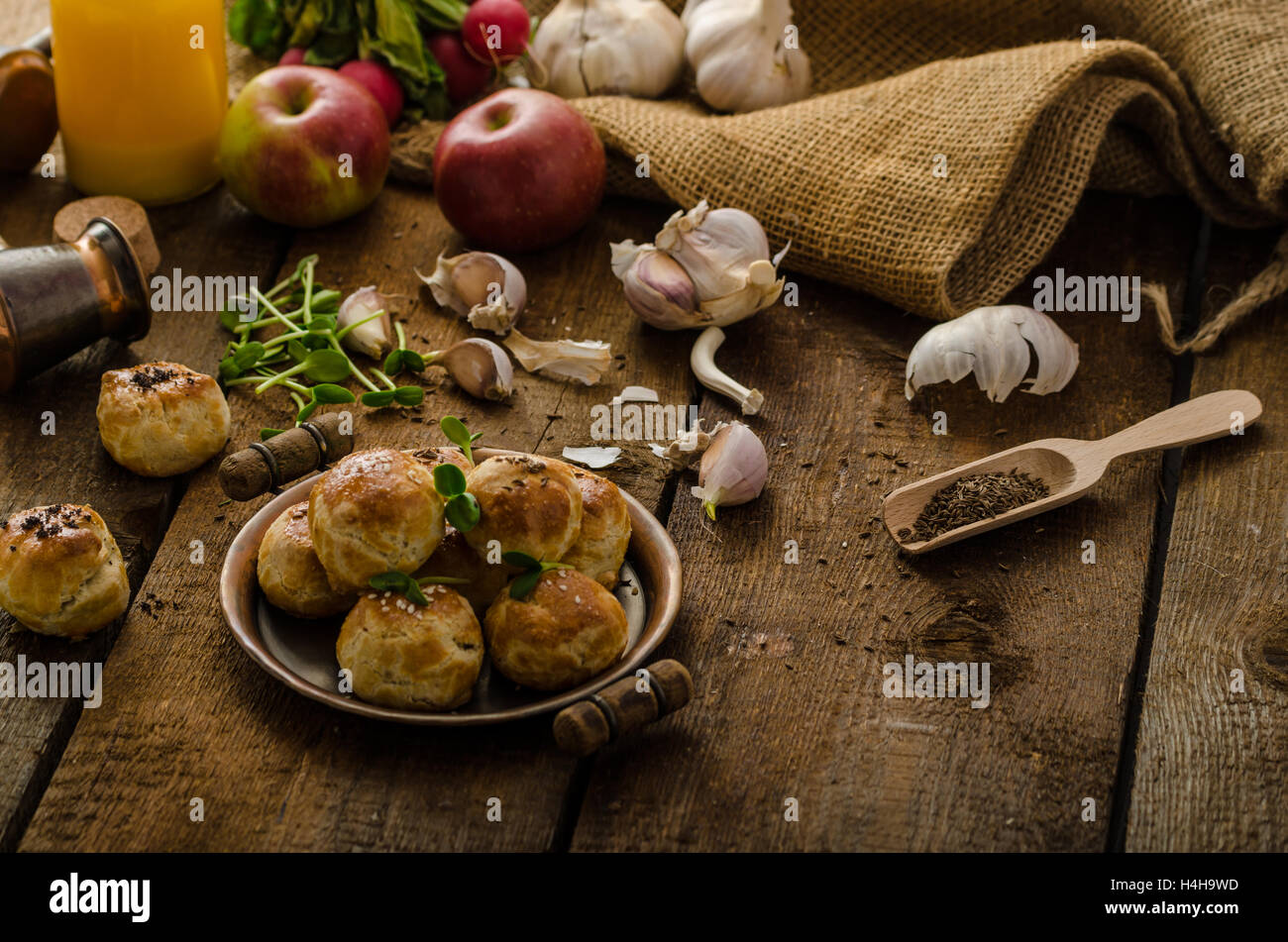 Mini Brötchen Käse vom Hause Teig, bestreut mit Sesam, Mohn und Kümmel ...