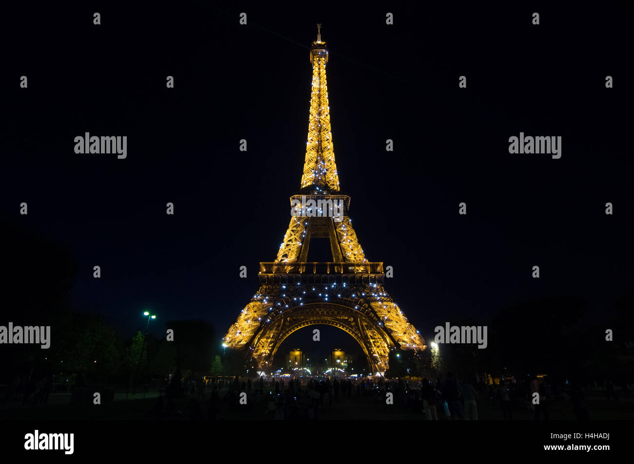 PARIS - 16. September 2014: Eiffel Tower Licht Leistung zeigen in Dämmerung. Der Eiffelturm ist eines der am meisten besuchte Sehenswürdigkeit. Stockfoto